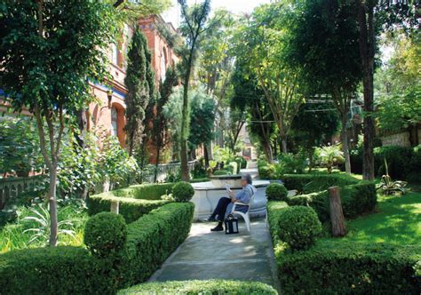 Foto exterior de un moderno hogar de ancianos con jardines y áreas verdes