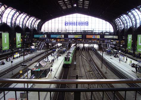 Foto de una estación de tren con puertas automáticas amplias y accesibles
