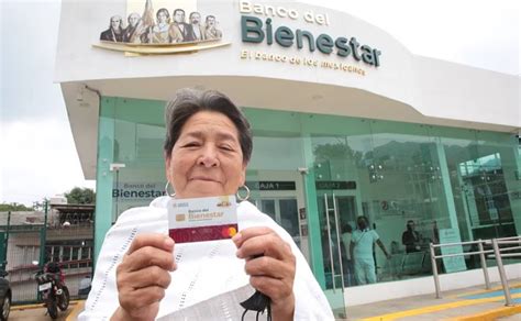 Foto de beneficiarios de la Pensión Bienestar recibiendo su apoyo económico