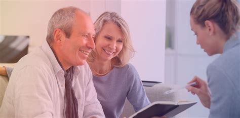 imagen de un asesor previsional explicando opciones a un jubilado
