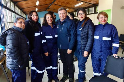 Mujeres capacitándose en el oficio de gasfitería