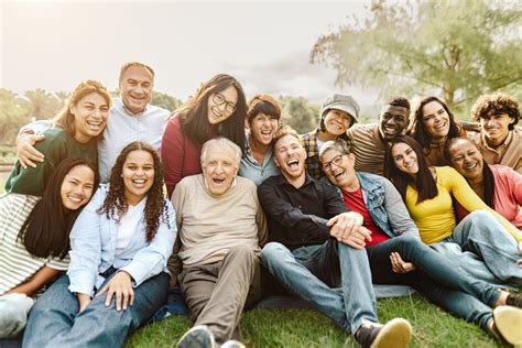 Fotografía de familia intergeneracional compartiendo una actividad.