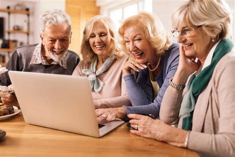 Personas mayores utilizando tabletas y smartphones para comunicarse con familiares
