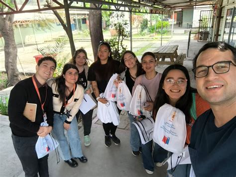 Gerardo Hume, académico de la USS, explicando el proyecto.