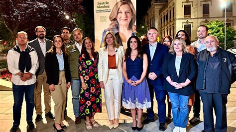 Beatriz Sánchez en un evento de campaña con simpatizantes
