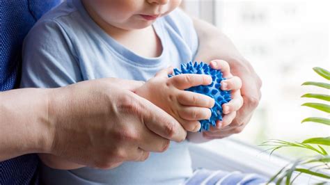 Niño en una sesión de terapia de estimulación sensorial