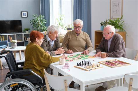 Grupo de adultos mayores jugando un juego de mesa