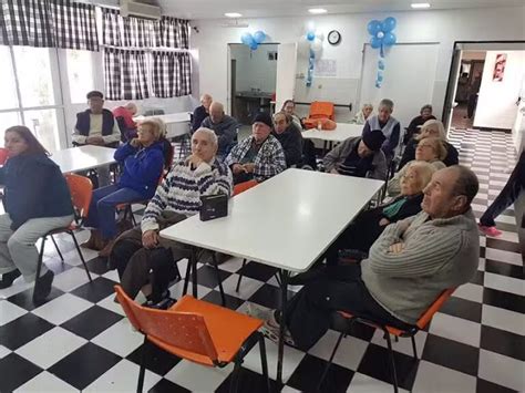 Fotografía temática de una residencia de larga estadía para adultos mayores con espacios protegidos y áreas comunes
