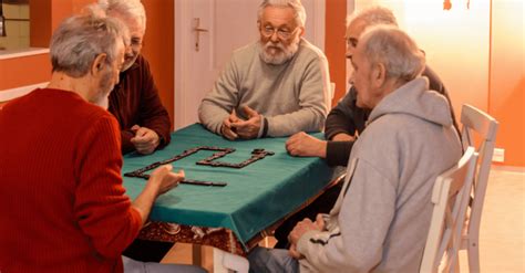 Mesa con diferentes juegos de mesa para adultos mayores