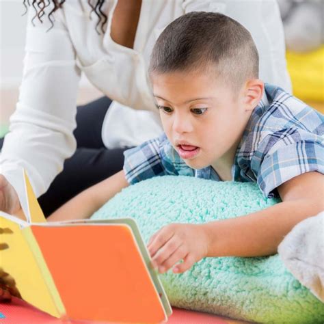 Niño con discapacidad intelectual interactuando con educador mediante lenguaje