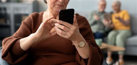 Persona mayor utilizando un smartphone con iconos grandes