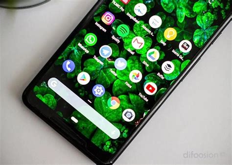 Smartphone con iconos grandes y simplificados en pantalla