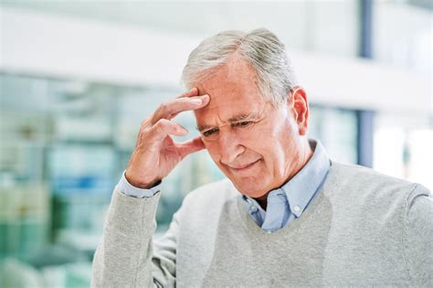 Foto de una persona mayor mostrando signos de olvido o confusión