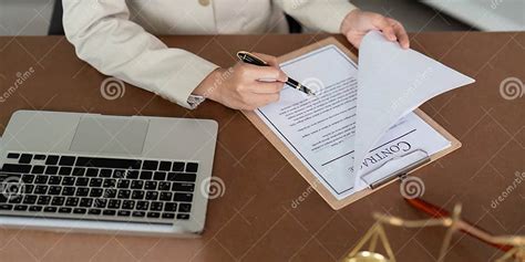 Abogado revisando documentos legales en un tribunal