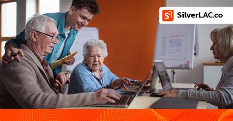 Infografía que muestra los pilares de la alfabetización digital para adultos mayores: contenidos, lenguaje, materiales y evaluación.