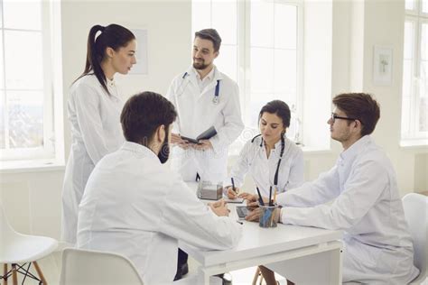 Fotografía de un equipo médico multidisciplinar discutiendo un caso clínico.