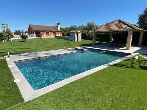 Foto aérea de una parcela con casa y piscina en Linares