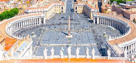 Familias reunidas en la Plaza de San Pedro bajo la lluvia
