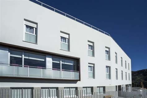 Fotografía de la fachada rehabilitada de una residencia para personas mayores