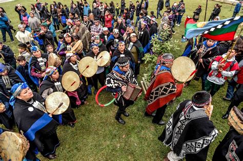 Representación de ancianos mapuches en una ceremonia o actividad comunitaria