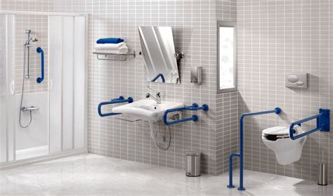Imágenes de diferentes accesorios para baños accesibles: espejos basculantes, asientos de ducha plegables y taburetes.