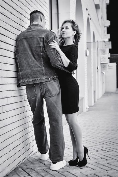 Foto temática de una mujer y un hombre con discapacidad haciendo jabón y trabajando como artesano de zapatos, en el contexto de programas de apoyo a personas con discapacidad.