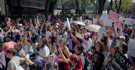 Manifestantes activistas por los derechos de las mujeres en una protesta pacífica.