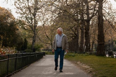 Persona mayor caminando a paso ligero en un parque