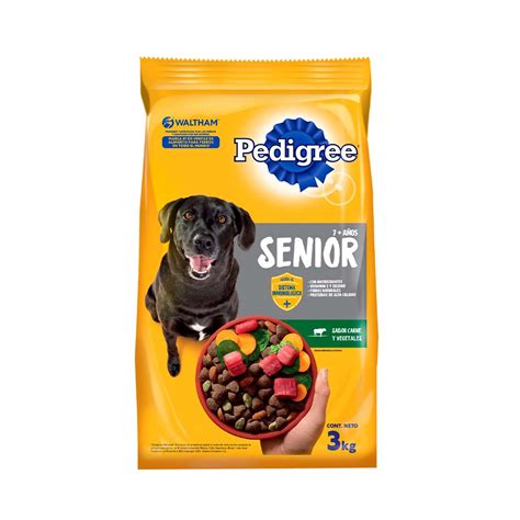 perro adulto mayor recibiendo alimento con cariño
