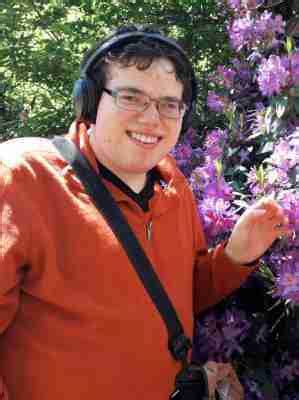 Fotografía de Nicolas Joncour utilizando un iPad para comunicarse