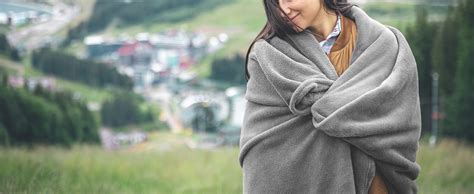 Persona envuelta en mantas en un ambiente cálido