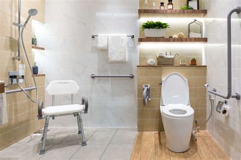 Foto de un baño adaptado para adultos mayores, mostrando un elevador de WC y barras de apoyo