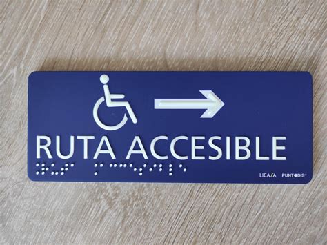 Señalética de un sendero accesible con información en Braille