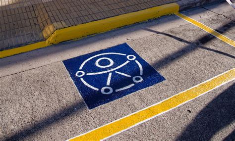 Señalización vertical con el Símbolo Internacional de Accesibilidad en un espacio de estacionamiento