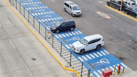 Infografía con ejemplos de demarcación de estacionamientos para personas con discapacidad en el suelo y señalización vertical