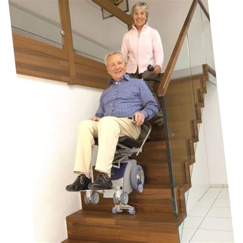 Persona mayor utilizando una silla salvaescaleras para subir o bajar escaleras