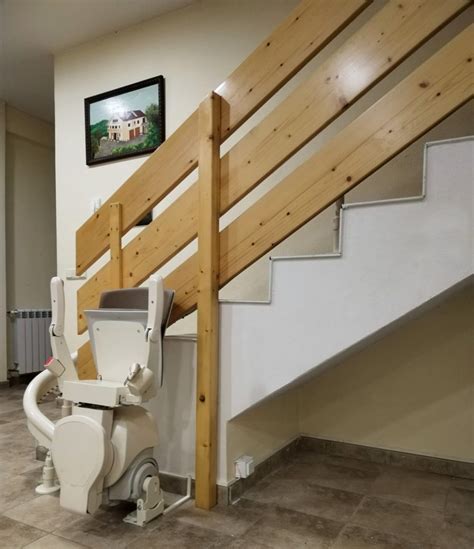 Esquema de la instalación de un riel de silla salvaescaleras en una escalera