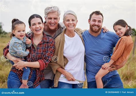 Foto de una familia multigeneracional interactuando felizmente