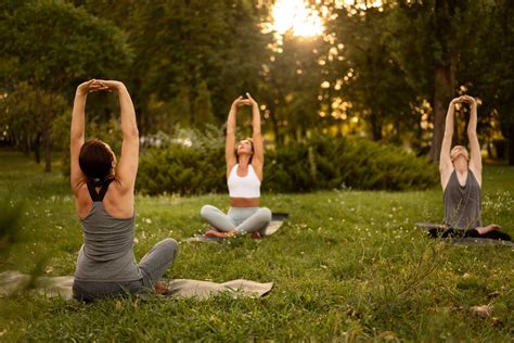 Adultos mayores practicando yoga al aire libre