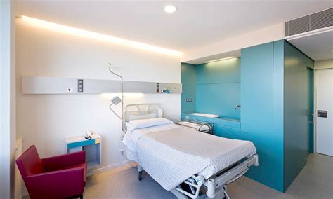 Paciente feliz en habitación de hospital