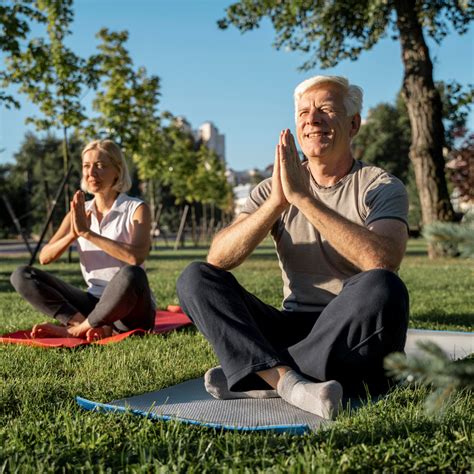 Foto de grupo de adultos mayores practicando mindfulness en un parque