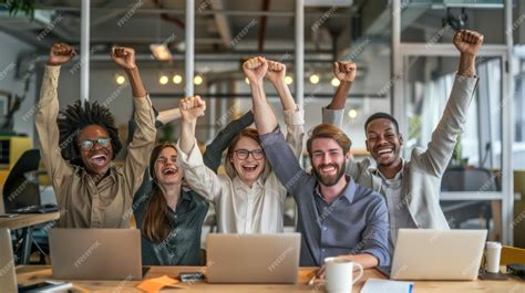Foto de grupo de compañeros de trabajo y un docente jubilado en un acto de despedida, sonriendo y aplaudiendo.