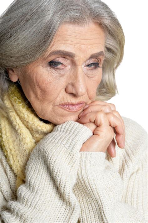 foto de una mujer adulta mayor pensativa o triste