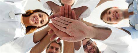 Equipo multidisciplinario atendiendo a residentes