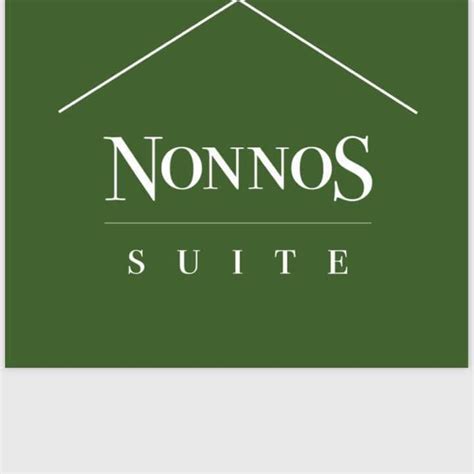 Fachada de Nonnos Suites con jardines
