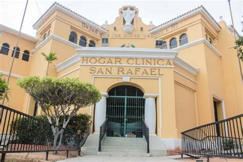 Fachada del Hogar San José con sus jardines y rejas