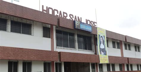 Interior de una sala común en el Hogar San José, mostrando asientos y área de televisión