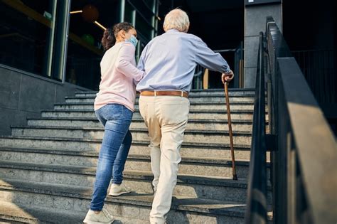 Persona mayor subiendo escaleras