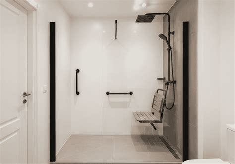 Suelo antideslizante en una ducha accesible