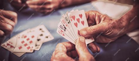 Foto: Personas mayores jugando a las cartas